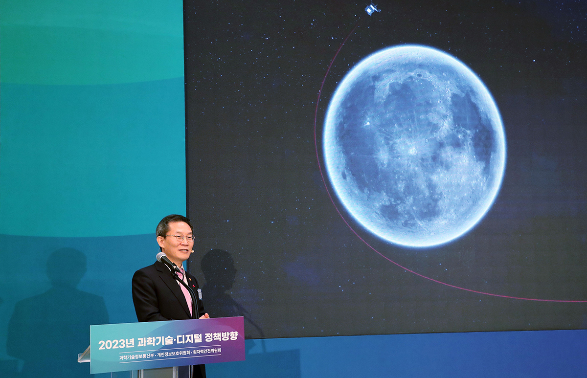 科学技術情報通信部のイ・ジョンホ長官が２８日、青瓦台（旧大統領府）で開かれた業務報告会で、韓国初の月探査機「タヌリ」が目標とする軌道に入ったと発表している。 