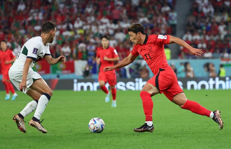 サッカー・ワールドカップ・カタール大会の韓国対ポルトガル戦で逆転ゴールを決めたファン・ヒチャン＝２日（現地時間）、カタール・ドーハ、聯合ニュース