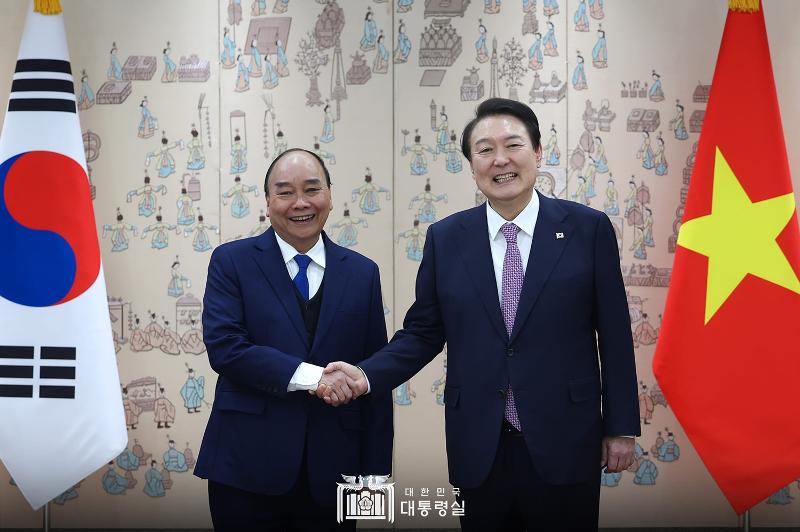 握手を交わす尹大統領（右）とベトナムのフック国家主席＝５日、ソウル、大韓民国大統領室
