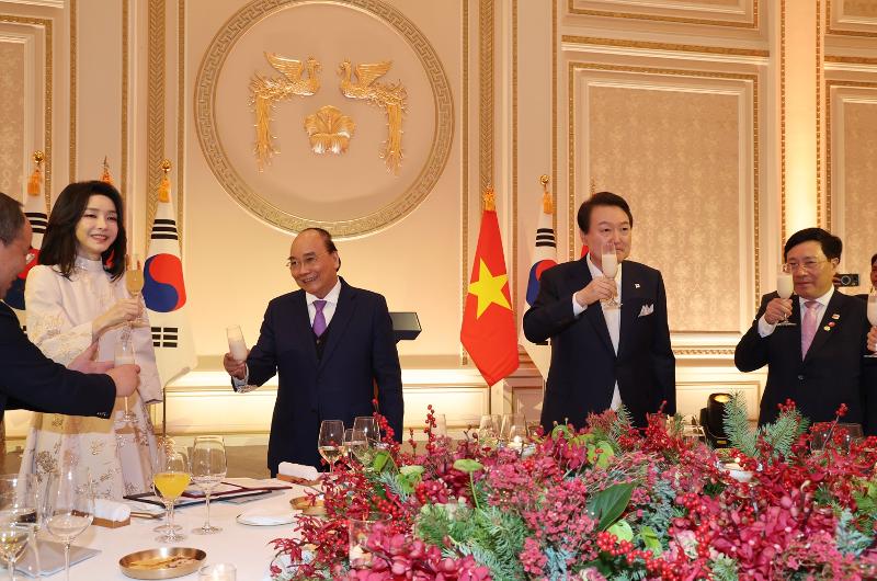 青瓦台・迎賓館で開かれた食事会で乾杯する尹大統領夫妻とベトナムのフック国家主席＝５日、ソウル、聯合ニュース