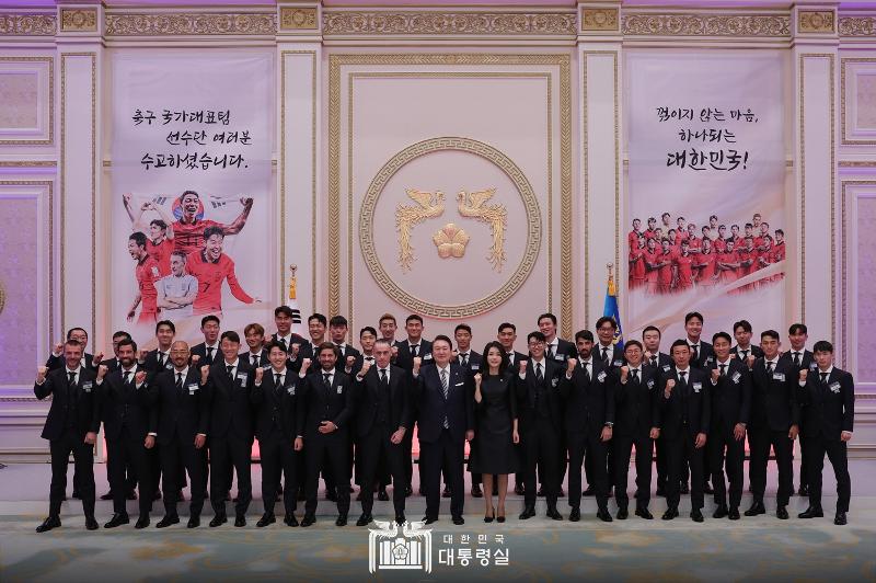 晩餐会でサッカー韓国代表と記念撮影する尹大統領夫妻＝８日、ソウル、大韓民国大統領室