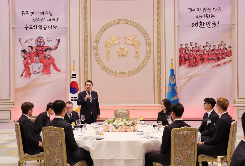乾杯の挨拶をする尹大統領＝８日、ソウル、聯合ニュース