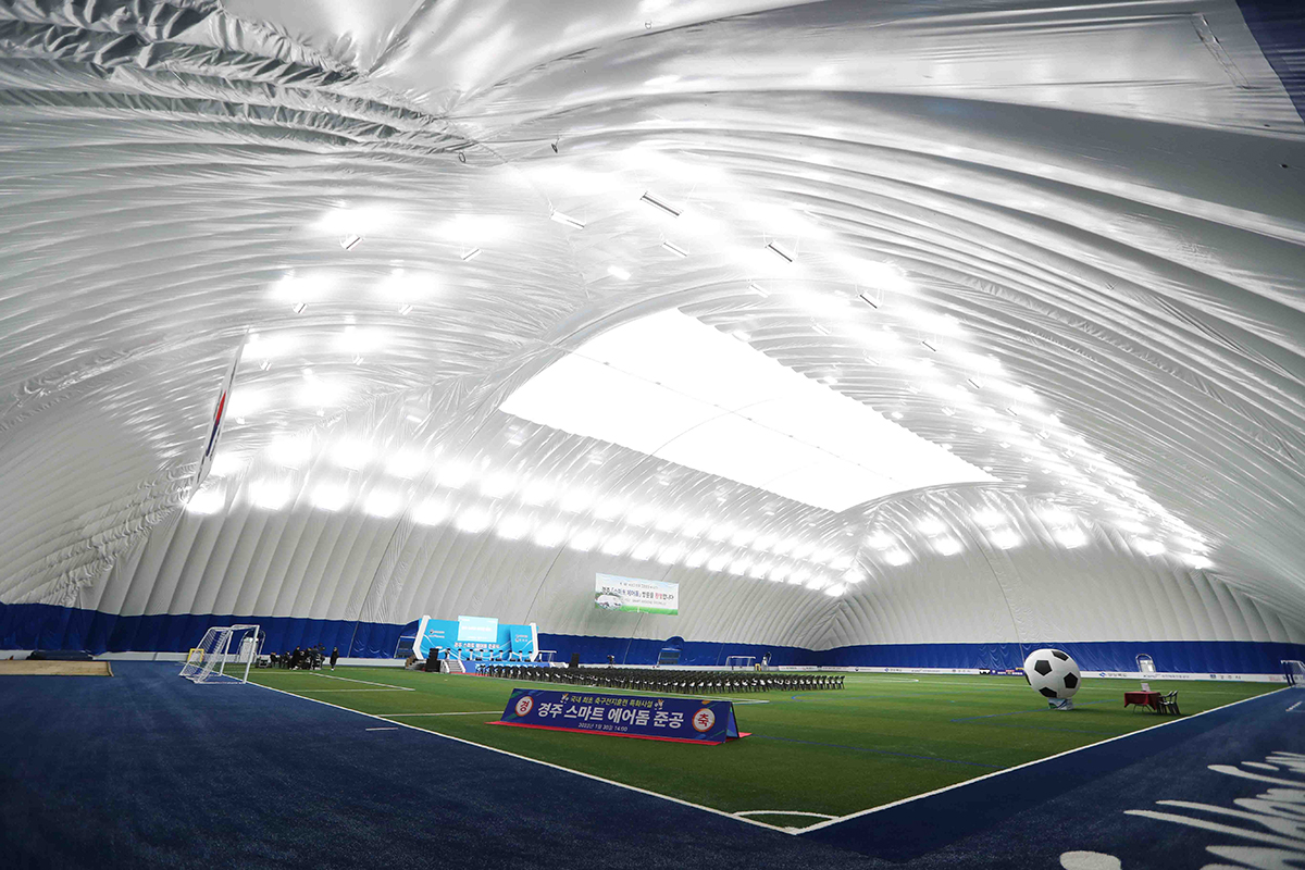 慶州市で３０日、サッカーの室内訓練特化施設「スマート・エアドーム」の竣工式が行われた。