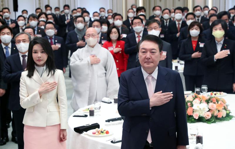 青瓦台の迎賓館で開催された新年のあいさつ会に出席した尹錫悦大統領夫妻＝２日、ソウル、聯合ニュース