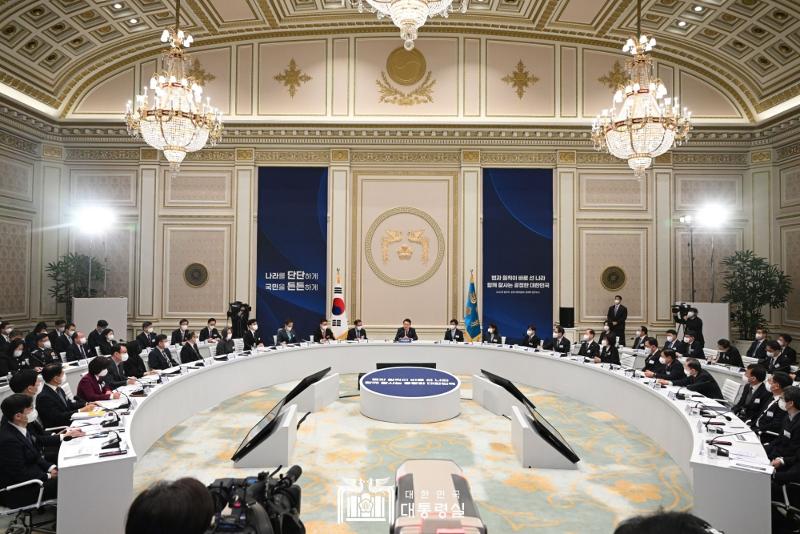 業務報告を受ける尹大統領＝２６日、青瓦台、大韓民国大統領室