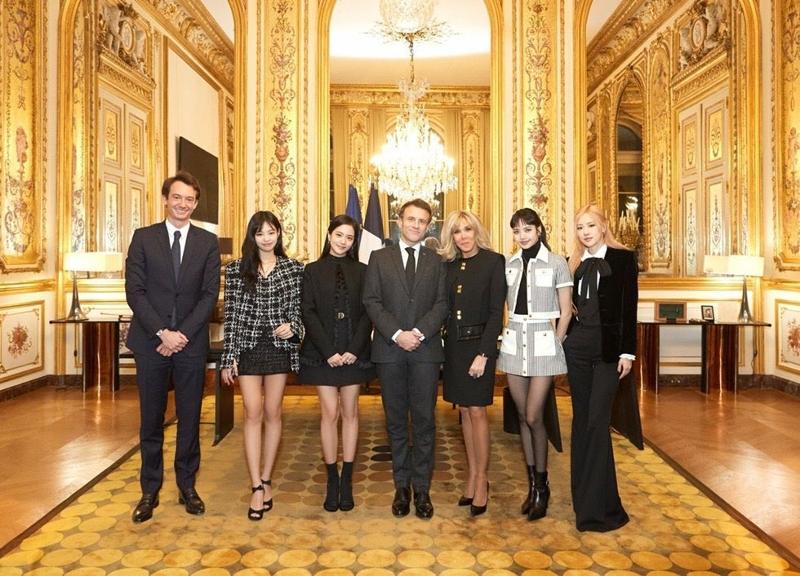 フランスのマクロン大統領夫妻とBLACKPINK＝YGエンターテインメント