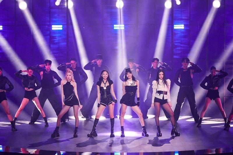 公演中のBLACKPINK＝２５日（現地時間）、フランス・パリ、YGエンターテインメント