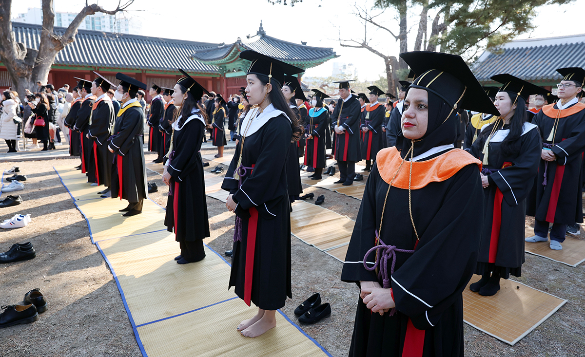 １５日、学位授与式が行われたソウル市内の成均館大学で、卒業する学生たちが「告由礼」を行っている。「告由礼」とは、入学や卒業など重要な行事がある時、孔子の祠堂を訪れて報告する儀式のこと。