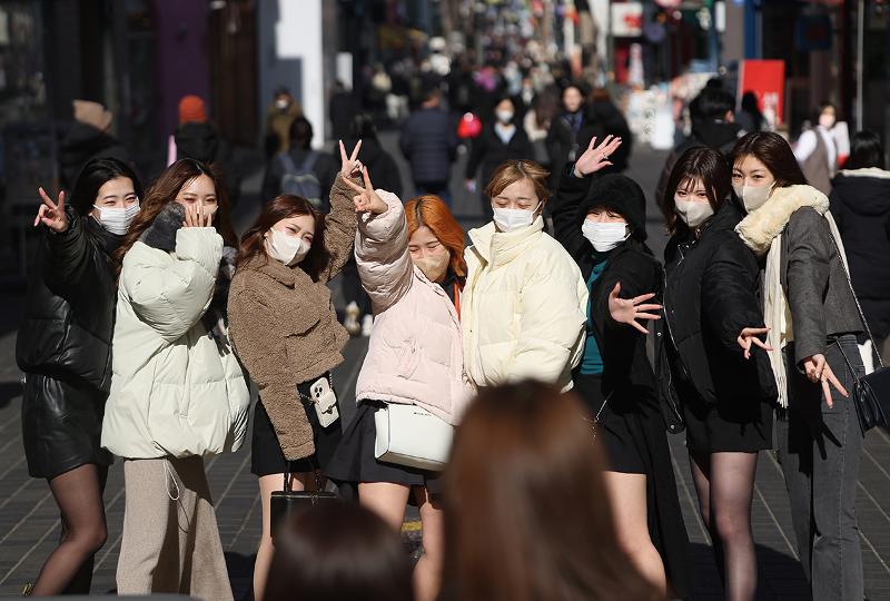 ソウルの明洞で写真を撮っている日本人観光客＝８日、ソウル、聯合ニュース