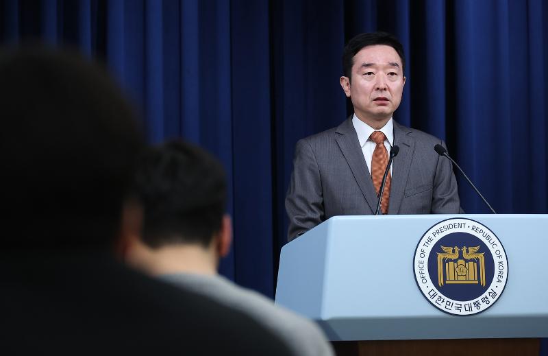 記者会見に臨む李度運報道官＝１９日、ソウル、聯合ニュース