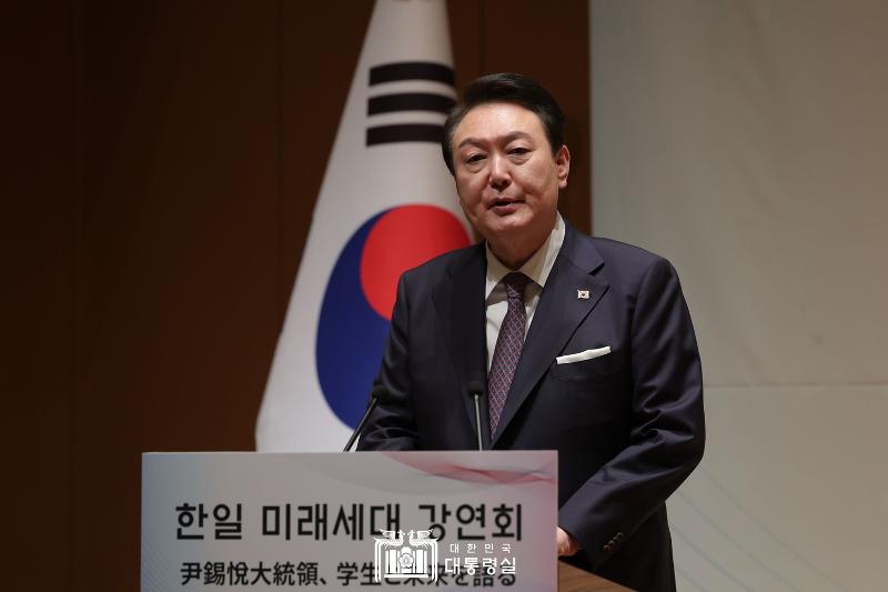 慶応大で講演を行う尹大統領＝１７日、日本、大韓民国大統領室