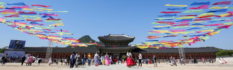 景福宮で「宮中文化祝典」を楽しむ来場者たち＝KOREA.net DB