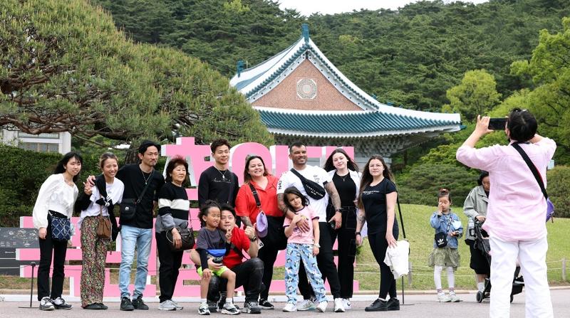 青瓦台を訪れた観覧者＝２２日、青瓦台、文化体育観光部ホ・マンジン撮影