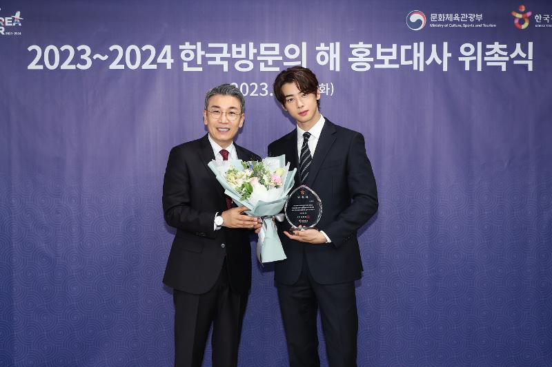 「韓国訪問の年」広報大使に任命されたチャ・ウヌ（右）＝２３日、ソウル、韓国観光公社