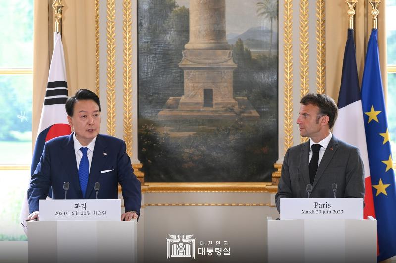 記者会見に臨む尹大統領（左）とフランスのマクロン大統領＝２０日（現地時間）、フランス・パリ、大韓民国大統領室