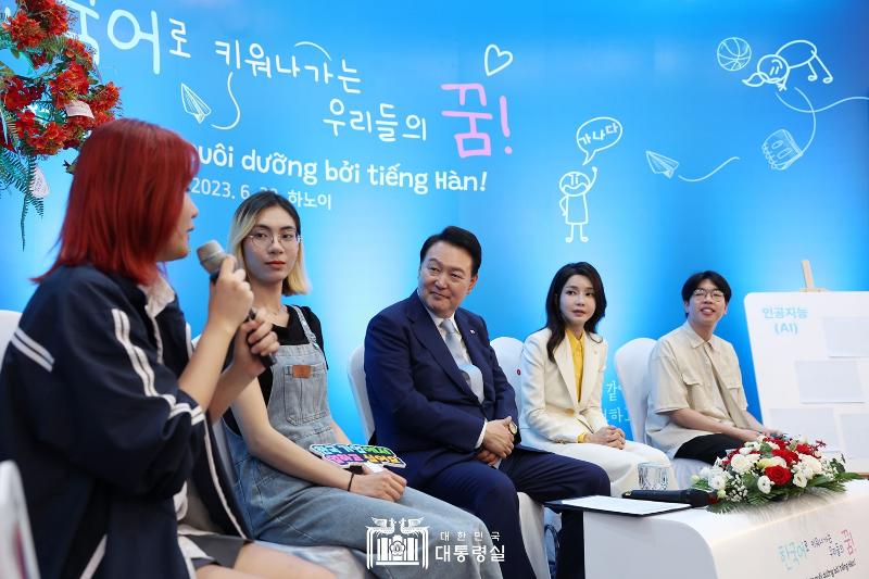 韓国語学習者と対話する尹大統領夫妻＝２２日（現地時間）、ベトナム・ハノイ
