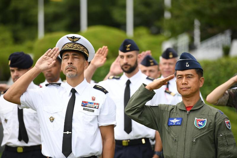 国連記念公園韓国戦争参戦フランス記念碑に参拝している、韓国空軍第5空中機動飛行団長のチュ·ソンギュ准将とフランス航空宇宙軍「ペガス２３」訓練団長のマーク・ルブイ准将 ＝大韓民国空軍公式フェイスブック