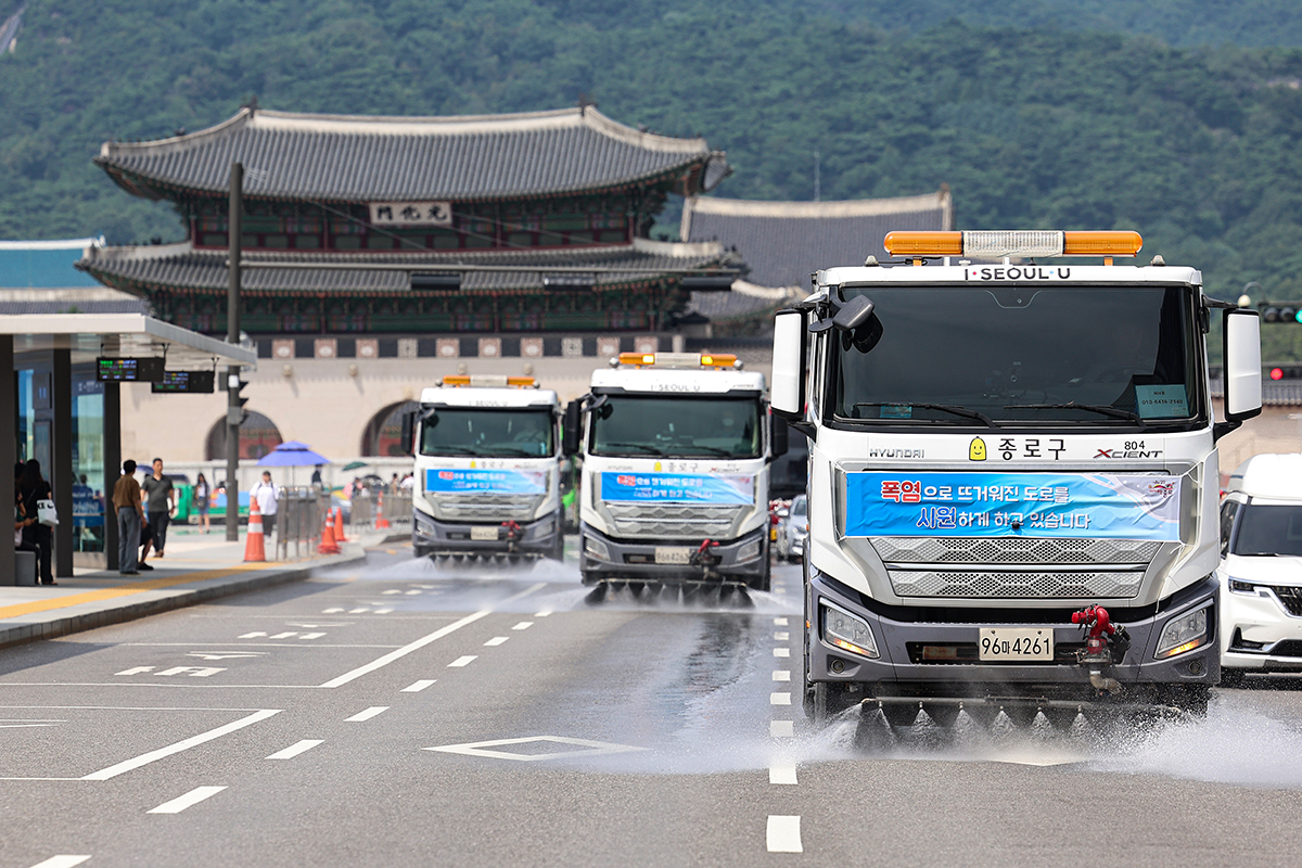 全国的に厳しい暑さが続く中、２日の午後、ソウル市内で散水車が道路に水をまいている。 