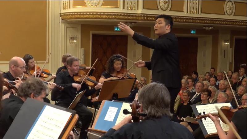 指揮するユン・ハンギョルさん＝ザルツブルク音楽祭ホームページ