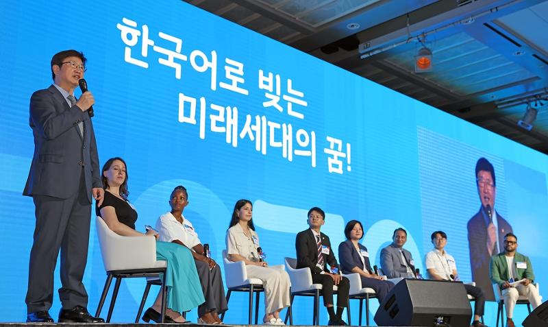 「２０２３世界韓国語教育者大会」で激励の言葉を送る文化体育観光部の朴普均（パク・ボギュン）長官