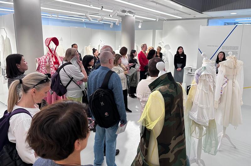 駐スウェーデン韓国文化院で開催されている特別展「２０２３国際ファッションアート」の様子