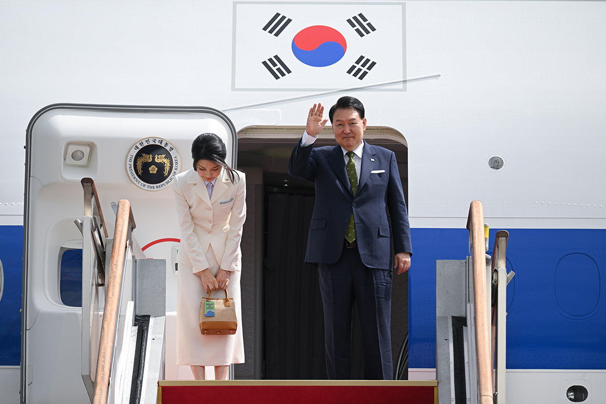 尹錫悦（ユン・ソクヨル）大統領と金健煕（キム・ゴンヒ）夫人が５日、京畿（キョンギ）道・城南（ソンナム）市のソウル空港で空軍１号機に乗り挨拶する様子。