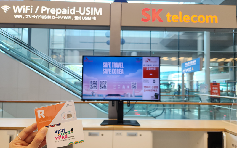 仁川国際空港のＳＫテレコム・ローミングブースで提供される「安全な韓国旅行情報」広報物
