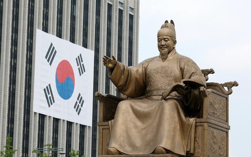 光化門広場にある世宗大王の銅像。世宗大王（１３９７－１４５０）は朝鮮第４代王で、１４４３年、誰もが簡単に文章を読み書きできるよう訓民正音を創製した。＝ソウル鍾路区、コリアネットDB