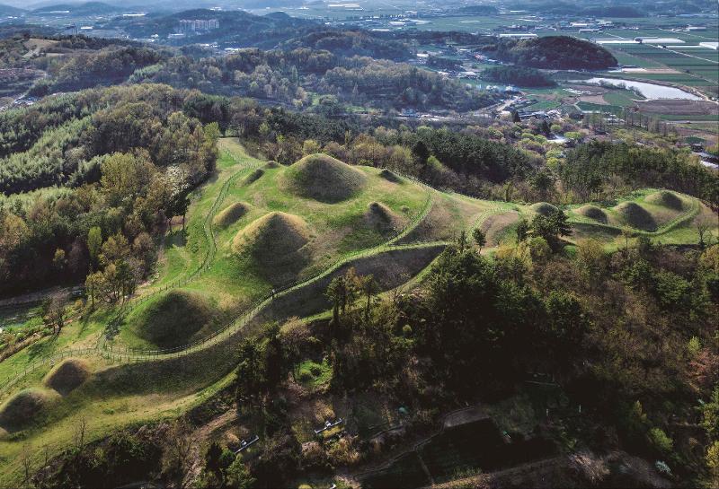 韓半島の古代文明「伽耶」を代表する７つの古墳群が、ユネスコ世界遺産に登録された。写真は慶尚南道・昌寧の校洞と松峴洞古墳群。 