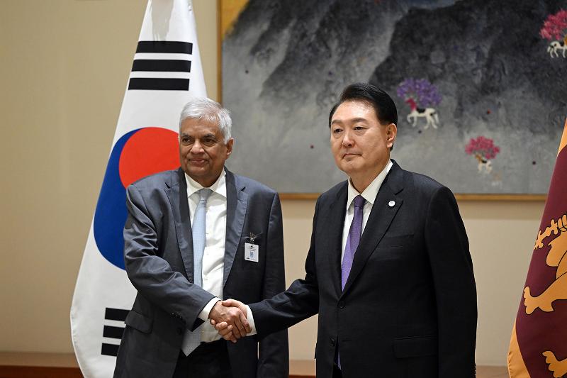 尹錫悦大統領（右）とスリランカのラニル・ウィクラマシンハ大統領が握手している様子＝１８日（現地時間）、米ニューヨーク