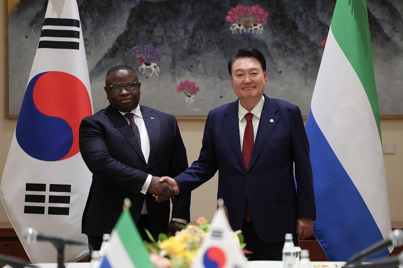 韓国・シエラレオネの首脳会談で、ジュリウス・マーダ・ビオ大統領と握手をする尹錫悦大統領（右）＝２１日（現地時間）、米ニューヨーク