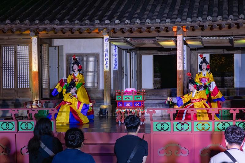 寶相舞を披露する舞踊家たちの様子。