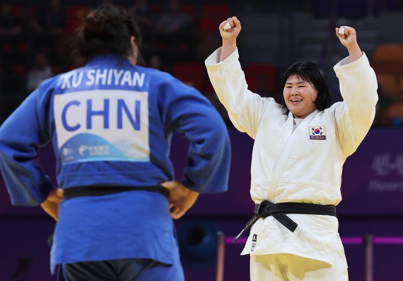 柔道女子７８キロ超級決勝戦で、金メダルを獲得したキム・ハユン選手＝２６日、中国・杭州