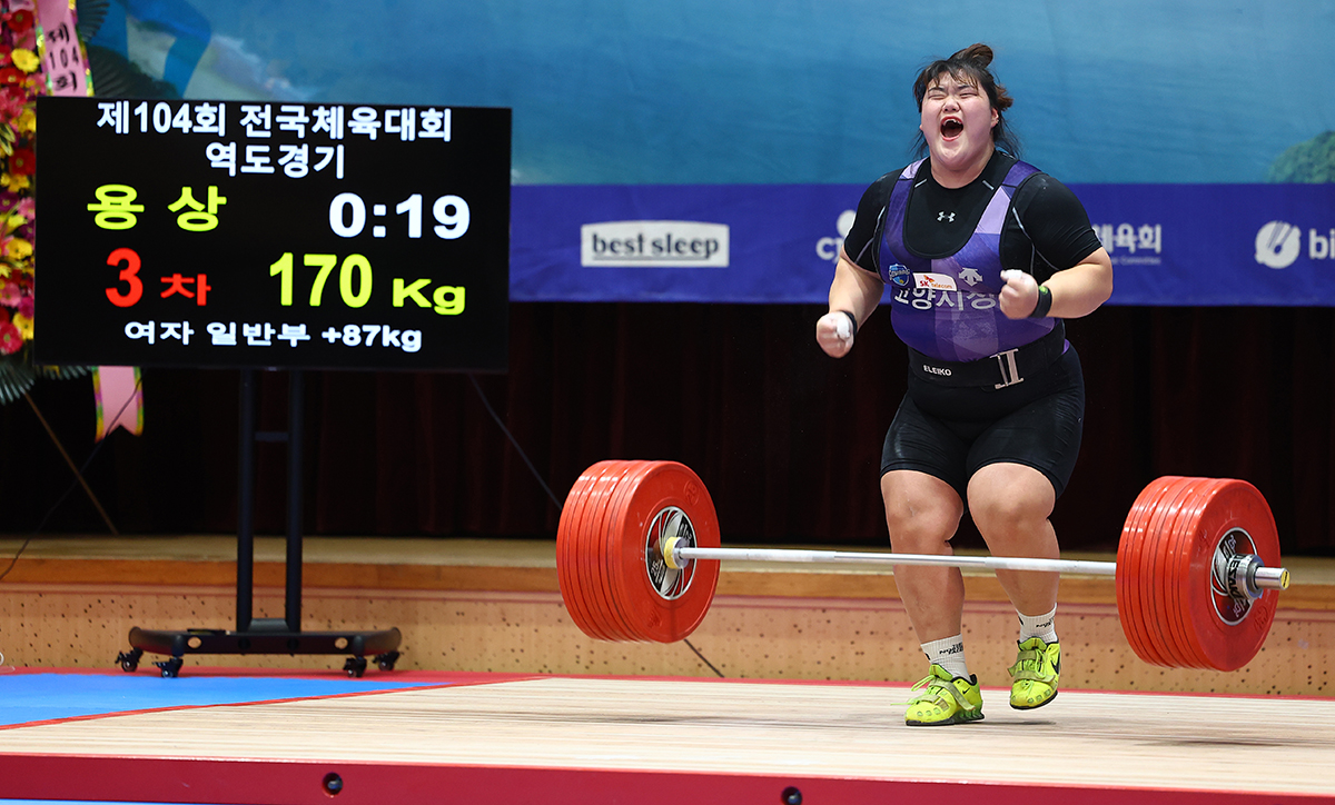 全国体育大会は１７日、重量挙げの女子８７キロ級が行われ、杭州アジア大会で金メダルを獲得したパク・ヘジョンが韓国新記録で優勝した。