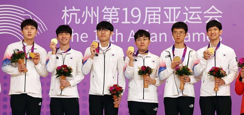 第19回杭州アジア大会囲碁男子団体決勝戦で金メダルを獲得した韓国囲碁代表チーム。（左から）パク・ジョンファン、キム・ミョンフン、シン・ジンソ、シン・ミンジュン、ビョン・サンイル、イ・ジヒョン９段＝3日、中国・浙江省