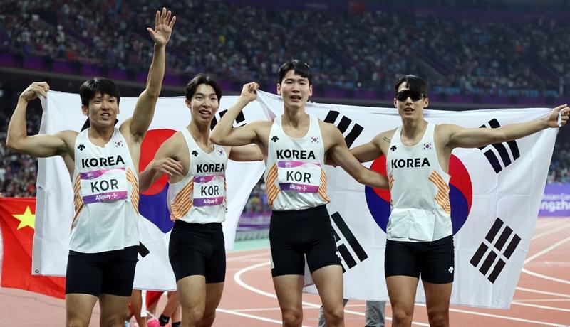 杭州アジア大会男子４００メートルリレー決選で、銅メダルを獲得した大韓民国の選手たち。（左から）キム・グクヨン、イ・ジョンテ、イ・ジェソン、コ・スンファン＝３日、中国・杭州 