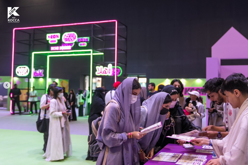 「ＫＣＯＮサウジアラビア２０２２」を訪れた訪問客が、韓国文化の広報資料を見ている様子＝２０２２年９月、サウジアラビア・リヤド、ＣＪ　ＥＮＭ公式インスタグラム