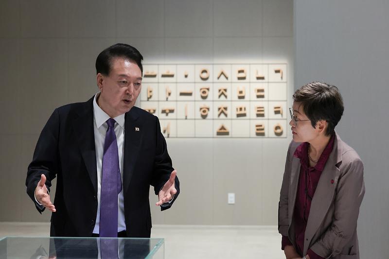国立ハングル博物館を訪問し、「訓民正音、１０００年の文字計画」常設展示を観覧する尹大統領＝５日、ソウル・龍山区、大韓民国大統領室キム・ヨンウィ