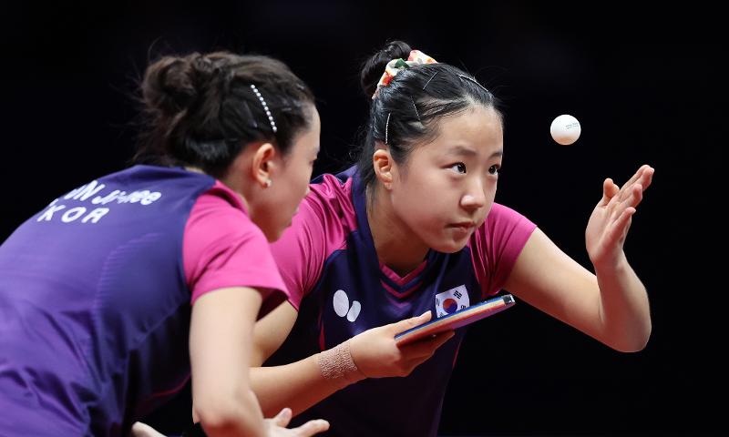 ２日（現地時間）、卓球女子ダブルス決勝戦で、韓国のシン・ユビン（右）が北朝鮮のチャ・スヨンとパク・スギョンを相手にサーブを入れた。シン・ユビンとチョン・ジヒで構成された韓国代表チームは同日の大会で４ー１で勝利した。韓国がアジア大会卓球女子ダブルスで、金メダルを獲得したのは、０２年釜山（プサン）アジア大会以来２１年ぶりのこと。 