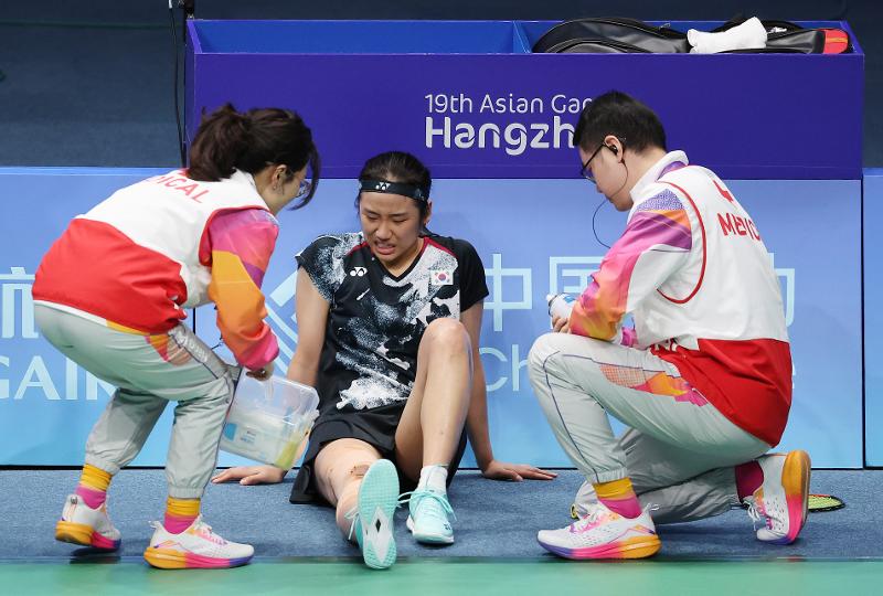 ７日（現地時間）、バドミントン女子シングルス決勝で、アン・セヨン（真ん中）がチェン・ユーフェイ（中国）との試合中、膝の痛みを訴えている。同日、アン・セヨンは第１セット、チェン・ユーフェイの攻撃を受ける過程で、右膝を負傷し、医療処置を受けるなど、調子が良くなかったにもかかわらず、金メダルを獲得する底力を発揮した。 