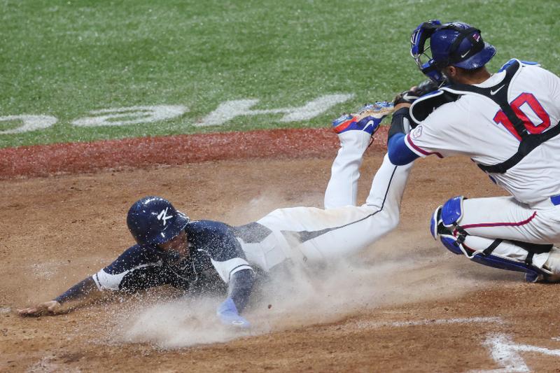 ７日（現地時間）、第１９回杭州アジア大会野球決勝で、韓国が台湾を２－０で下し、アジア大会４連覇を達成した。写真は２回表、１アウト３塁、韓国のキム・ジュウォンの犠牲フライで３塁走者のムン・ボギョンが得点する様子。