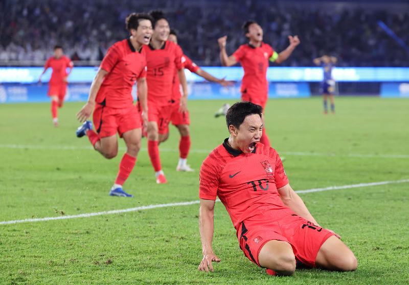 ７日（現地時間）、男子サッカー決勝戦で、チョ・ヨンウクが逆転ゴールを決めた後、セレモニーを行っている。同日、２ー１で日本を破った韓国は、アジア大会男子サッカーで初めて３連覇を果たした。