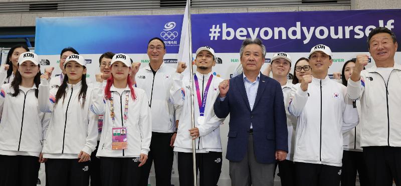 第１９回杭州アジア大会に参加した韓国選手団が９日、仁川国際空港第１ターミナルで記念撮影を行う様子。帰国直後、イ・ギフン大韓体育会長は「全国民が熱烈に励まし、応援してくださった」として「おかげ様で我が選手たちが負傷なしに所期の成果をおさめて帰国した」と感謝の意を伝えた。 