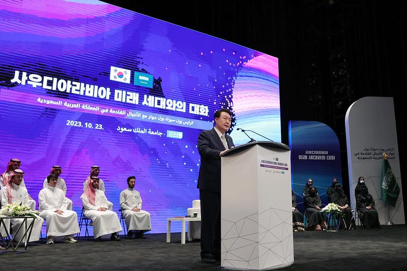 サウジアラビア初の大学であるキングサウード大学で講演する尹大統領。尹大統領は「１９７０年代の韓国とサウジの特別なパートナー関係は、『漢江の奇跡』と呼ばれる韓国の経済成長の足掛かりとなった」とし、「変化と革新をつくり、実践する言動慮億は、未来世代である青年」と強調した＝２３日（現地時間）、サウジアラビヤ・リヤド、大韓民国大統領室キム・ヨンウィ