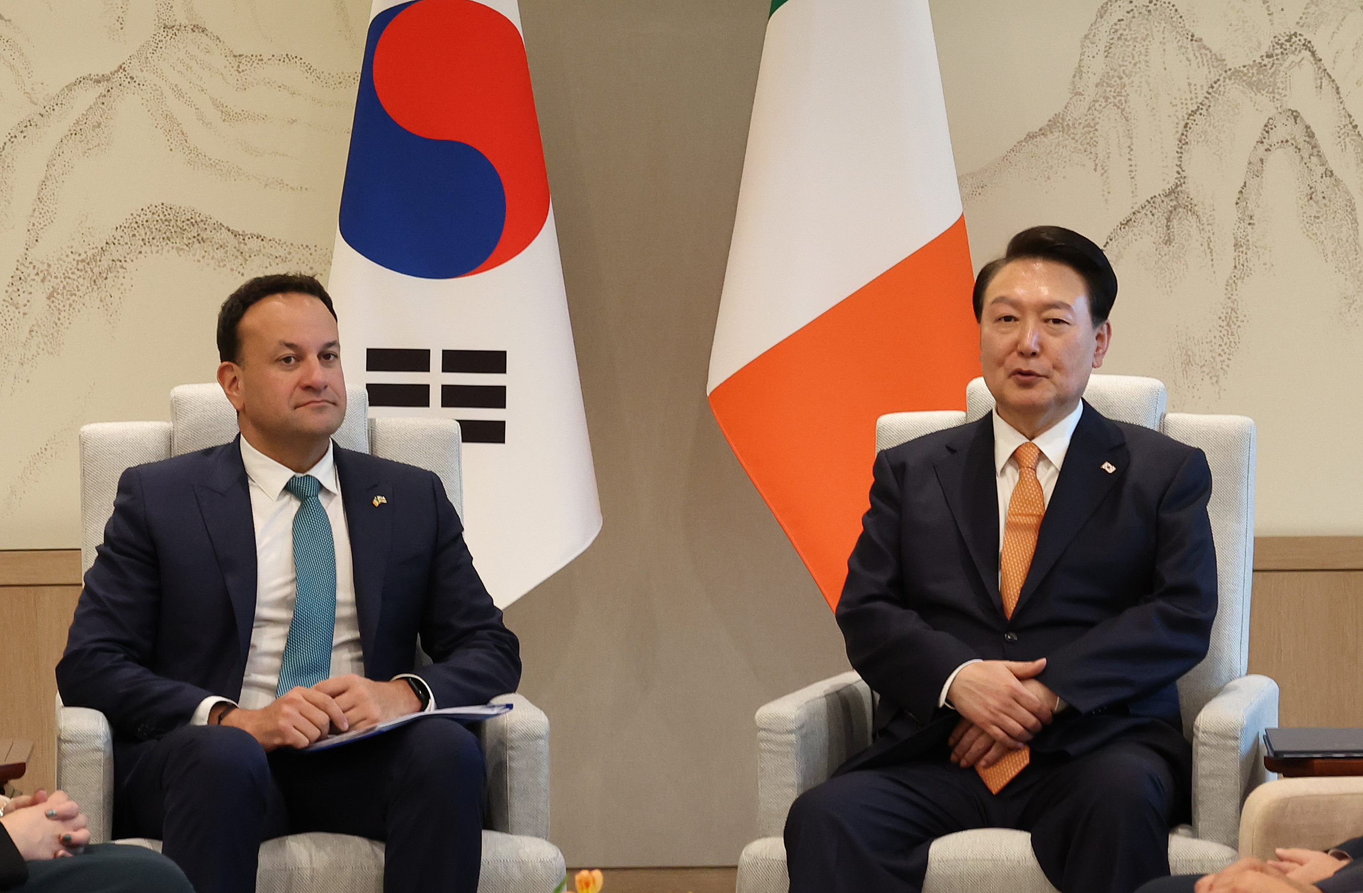 尹大統領（右）とアイルランドのバラッカー首相が、首脳会談を開き、バイオ産業・貿易・投資・研究など各分野における両国間の実質的な協力の強化案について話し合った＝３日、 ソウル・龍山、聯合ニュース