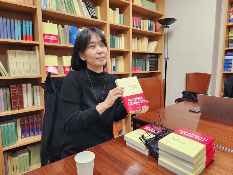 「メディシス賞」の外国文学賞を受賞した後、記者会見に臨むハン・ガン作家＝９日（現地時間）、フランス・パリ、聯合ニュース