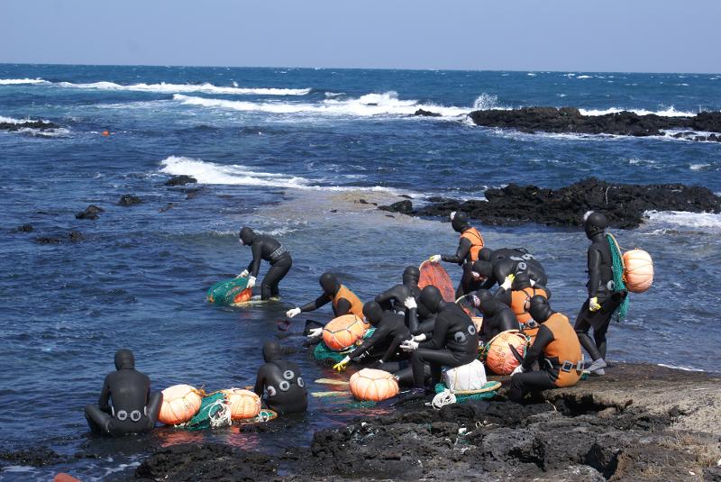 海に潜る海女の様子＝済州特別自治道