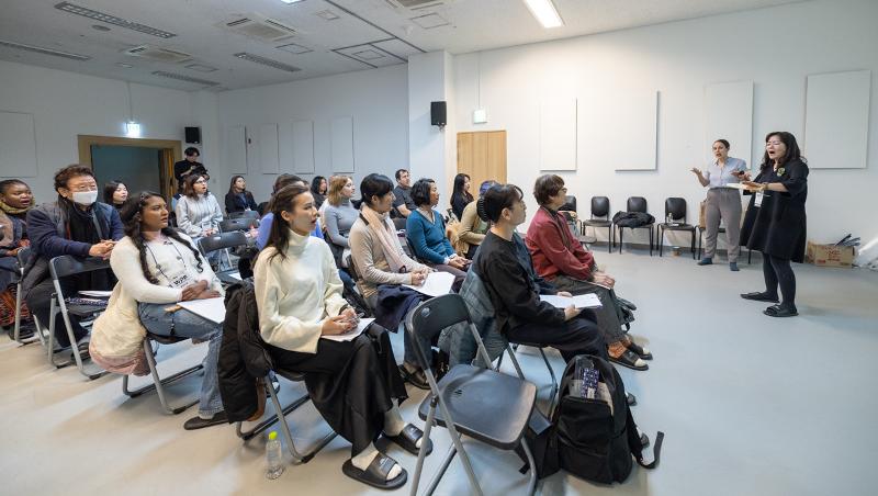 ソウル南山国楽堂練習室で開かれた「外国人対象パンソリワークショップ」に参加した外国人たちがパンソリを学んでいる＝７日、ソウル・中区