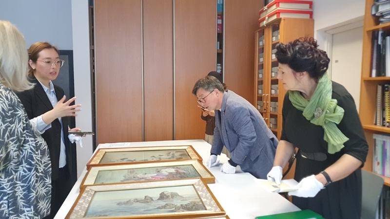 今年５月１０日、ポーランドのクラクフ国立美術館で韓国の文化遺産を確認するナム・ジウン氏＝ナム・ジウン提供