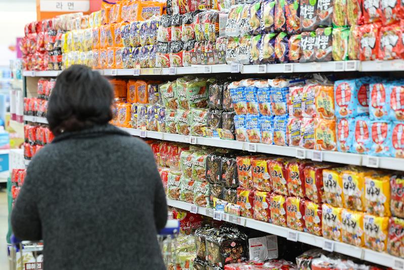 ２０２３年１～１０月のラーメン輸出額は７億８５２５万ドルとなった。写真はソウル市内のあるスーパーのラーメン売り場の様子＝聯合ニュース